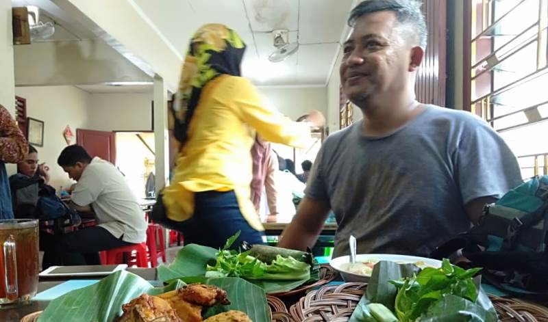 Modal "SKSD", Dedi Kebanjiran Konsumen di Nasi Timbel Hj Nunung Tiap Hari 